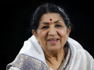 लता मंगेशकर माइक्रोफोन के सामने गाते हुए – ऐ मेरे वतन के लोगों