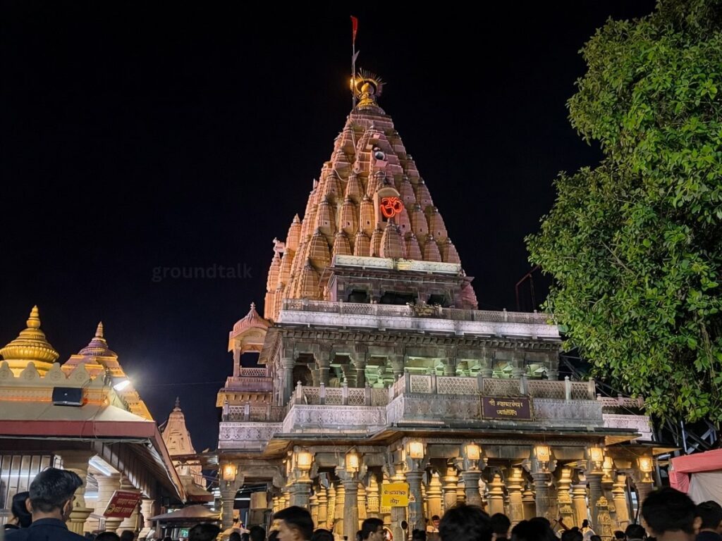 शिवरात्रि पर उज्जैन महाकालेश्वर मंदिर में दर्शन के लिए लंबी कतार में खड़े श्रद्धालु