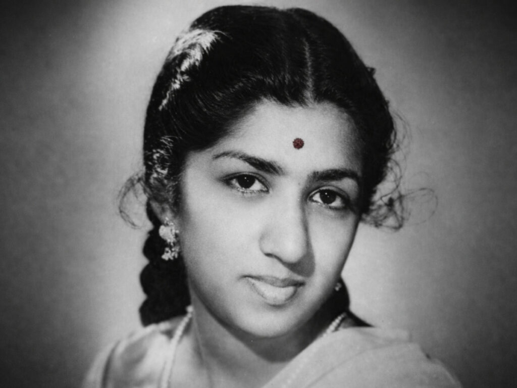 युवा लता मंगेशकर संघर्ष के दौर में मुंबई रिकॉर्डिंग स्टूडियो