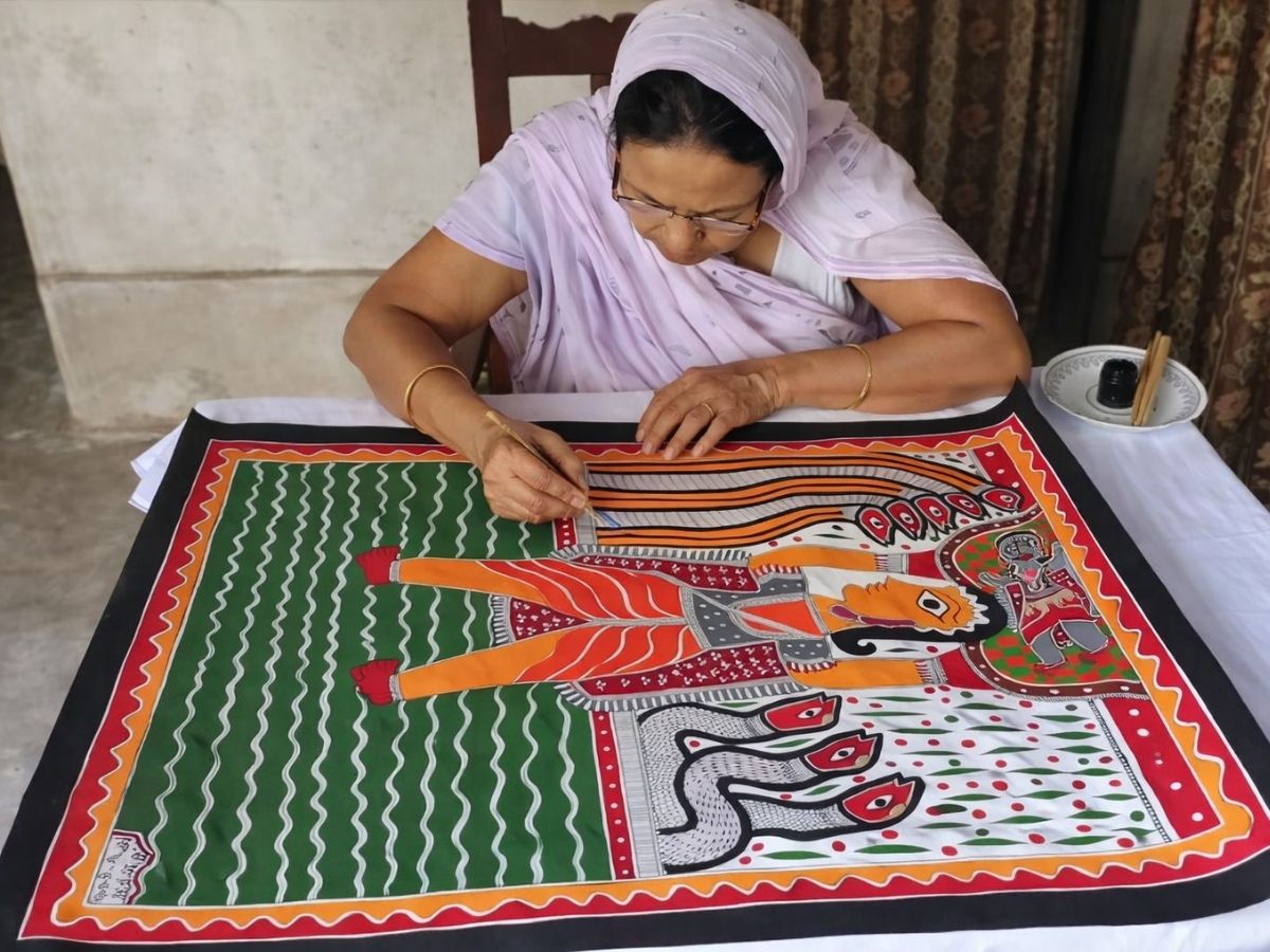 मधुबनी पेंटिंग बनाती बौआ दाई, मिथिला की लोक कलाकार