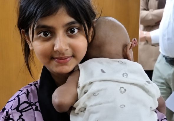बांग्लादेश की 13 वर्षीय नाबालिग मां को अदालत के आदेश के बाद अपने बच्चे की कस्टडी मिली, न्याय और मातृत्व की संघर्षपूर्ण कहानी।
